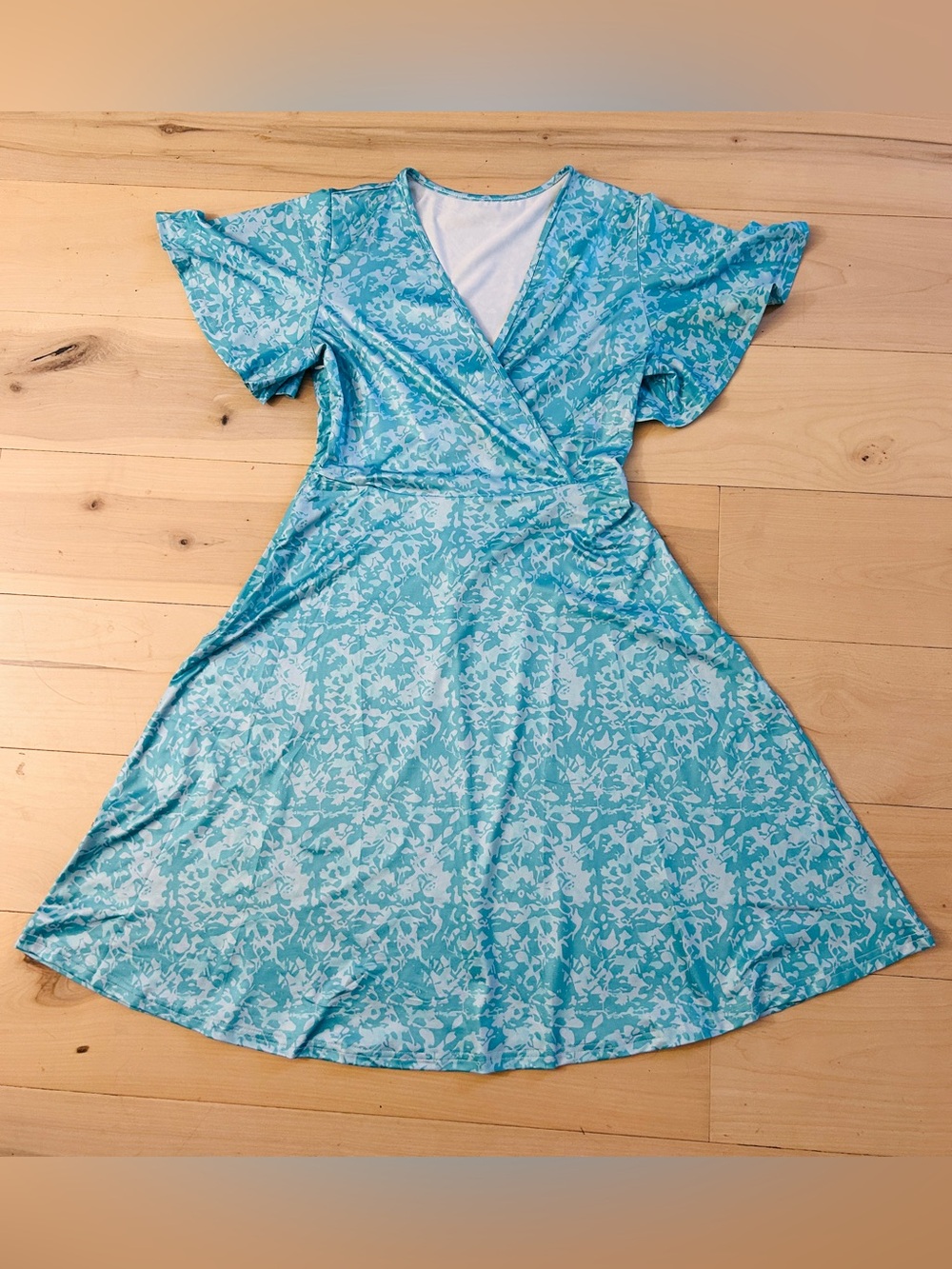 Turquoise Faux Wrap Dress Flutter Sleeves Size Medium NWOT - Picture 2 of 13